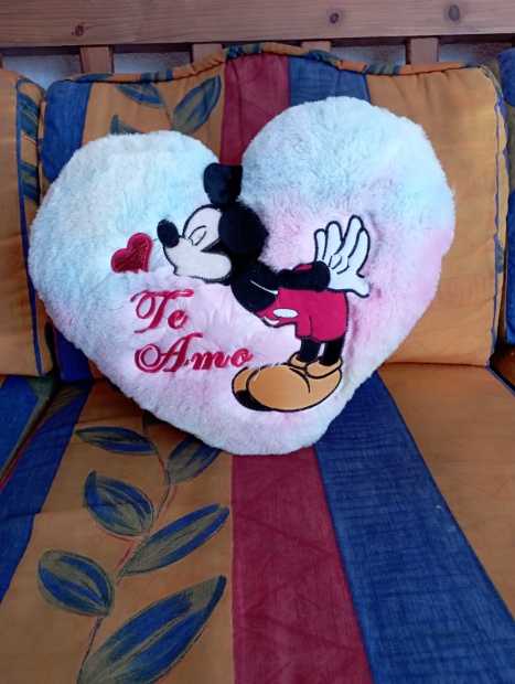 Imagen de Corazon de peluche mickey mouse dando beso numero 2