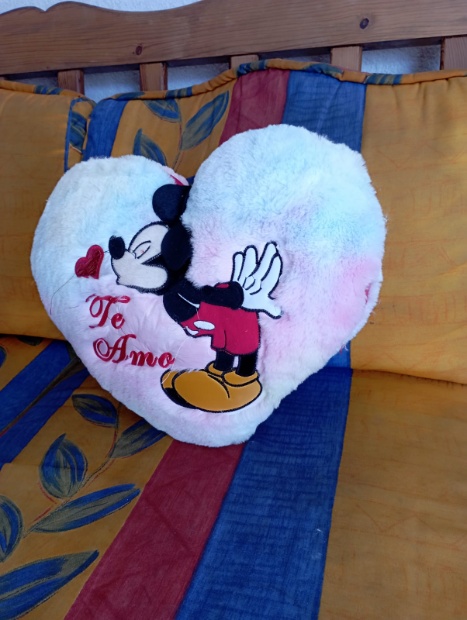 Imagen de Corazon de peluche mickey mouse dando beso numero 1