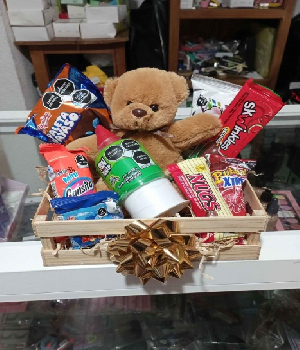 Imagen de Regalo personalizado caja de madera con dulces y osito en el centro numero 2