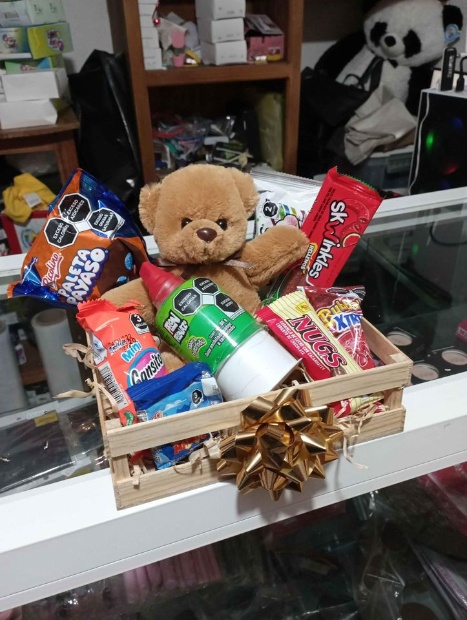 Imagen de Regalo personalizado caja de madera con dulces y osito en el centro numero 1