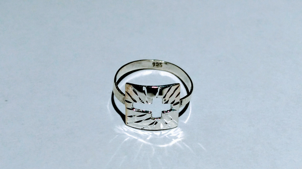 Imagen de Anillo de plata del num4 con figura de cruz 2022 numero 2