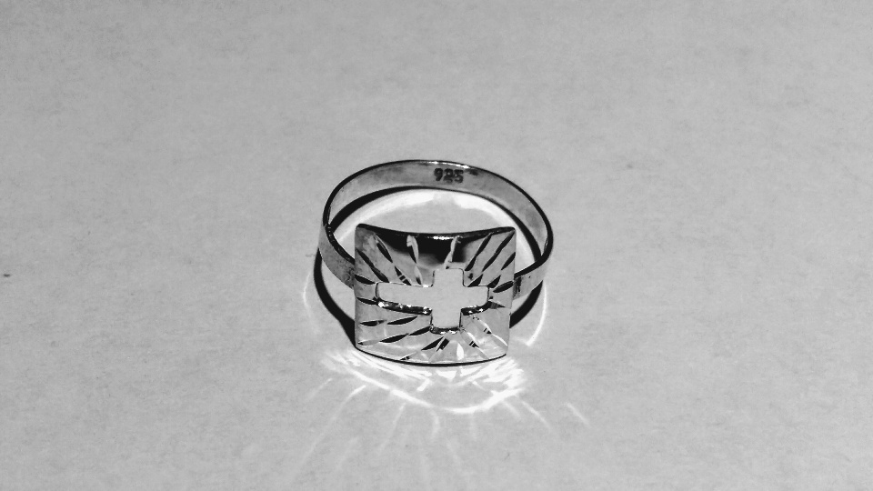 Imagen de Anillo de plata del num4 con figura de cruz 2022 numero 1