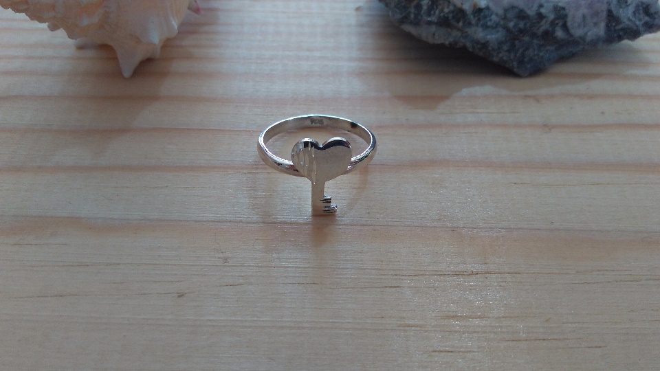 Imagen de Anillo de plata la llave de tu corazón del num 7 numero 1