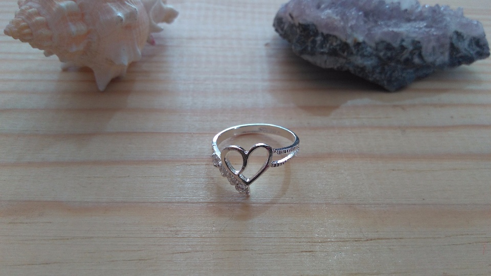 Imagen de Anillo de plata solida con corazon y circonias incutrstadas num 6 numero 1