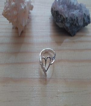 Imagen de Anillo de plata solida con corazon y circonias incutrstadas num 6