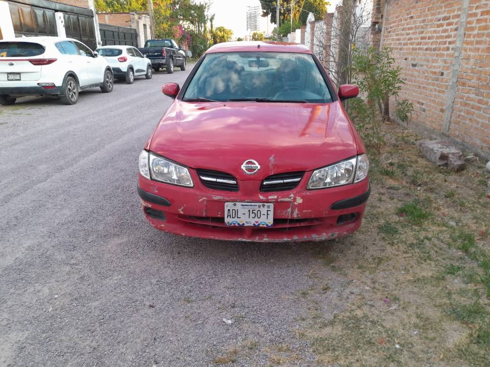 Imagen de Automovil Almera 2002 color rojo jalando al cien del motor numero 6