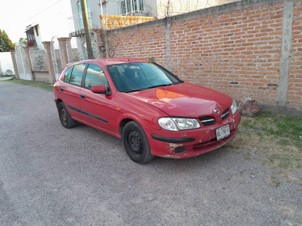 Imagen de Automovil Almera 2002 color rojo jalando al cien del motor numero 7