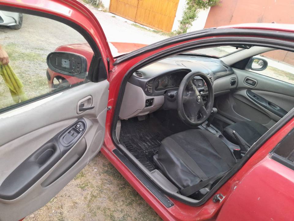 Imagen de Automovil Almera 2002 color rojo jalando al cien del motor numero 2