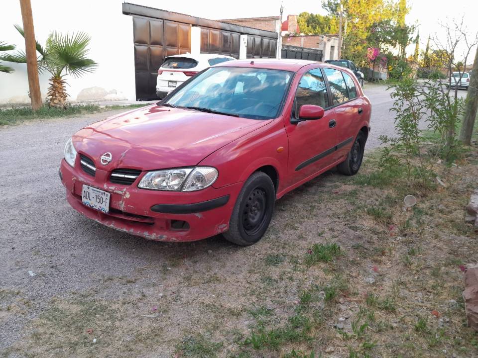 Imagen de Automovil Almera 2002 color rojo jalando al cien del motor numero 5