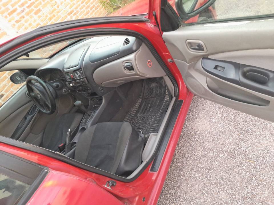 Imagen de Automovil Almera 2002 color rojo jalando al cien del motor numero 1