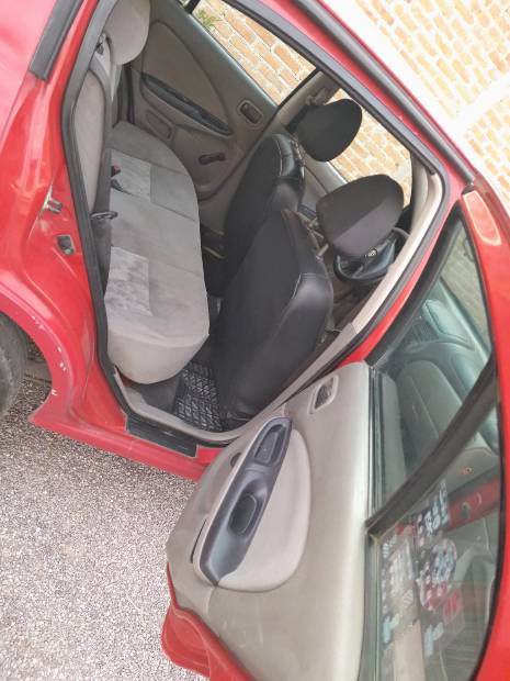 Imagen de Automovil Almera 2002 color rojo jalando al cien del motor