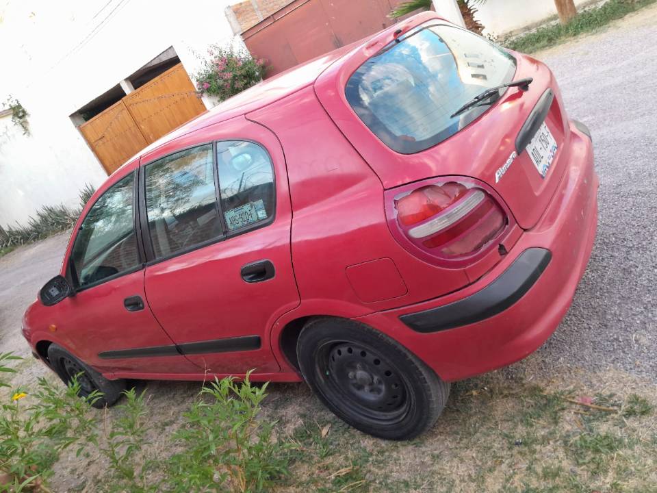 Imagen de Automovil Almera 2002 color rojo jalando al cien del motor numero 3