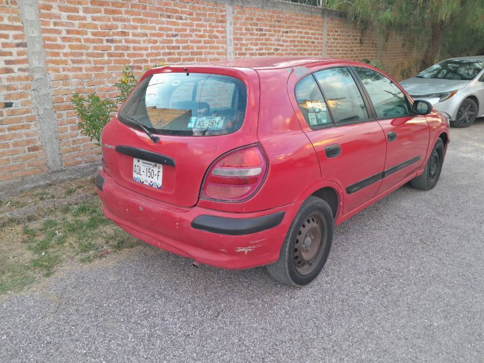 Imagen de Automovil Almera 2002 color rojo jalando al cien del motor numero 4