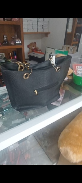 Imagen de Bolso para dama color negro con asas doradas numero 1