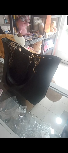 Imagen de Bolso para dama color negro con asas doradas numero 2