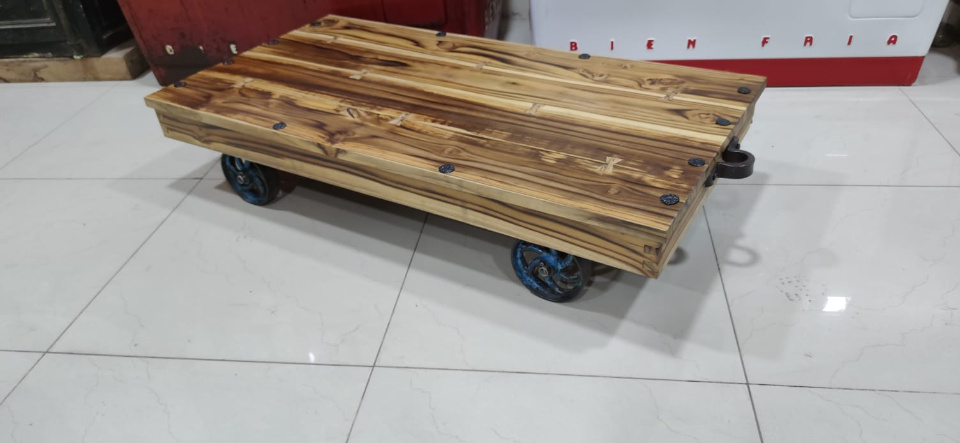 Imagen de Carro tipo ferrocarrilero mesa de centro de madera de teka numero 1