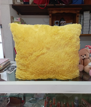 Imagen de Cojin de peluche color amarillo de 40 x 40 cm