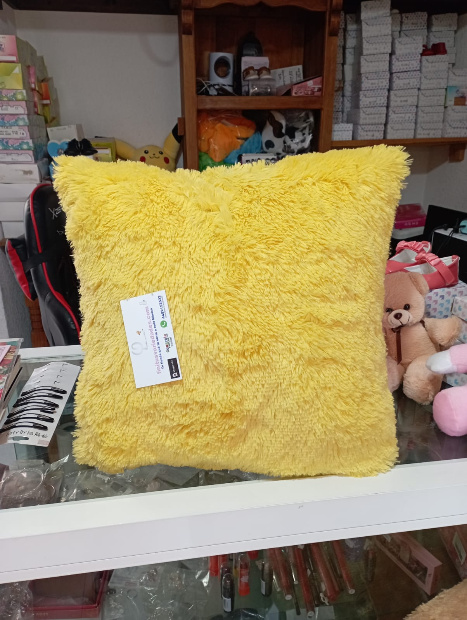 Imagen de Cojin de peluche color amarillo de 40 x 40 cm numero 1