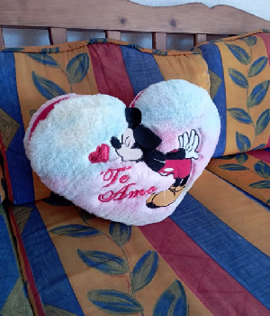 Imagen de Corazon de peluche mickey mouse dando beso