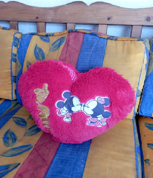 Imagen de Corazon de peluche mickey mouse y mimi besandose