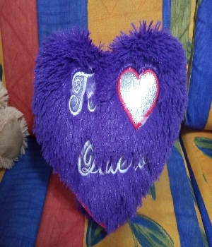 Imagen de Corazón de peluche morado bordado de 27 cms te quiero