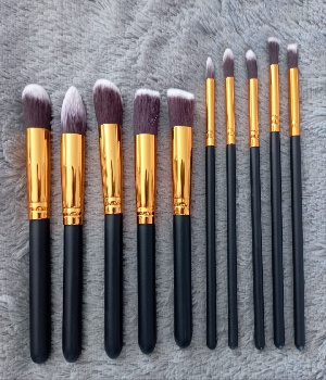 Imagen de Juego de 10 brochas de maquillaje negras con bronce de 15 cms y 18 cms numero 0