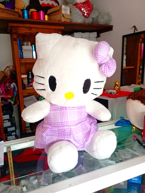 Imagen de Kitty de peluche con su vestido vioelta de 55 cm sentada numero 1