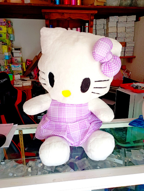 Imagen de Kitty de peluche con su vestido vioelta de 55 cm sentada