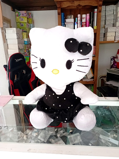 Imagen de Kitty de peluche modelo dark de 40 cm sentada numero 1