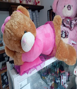 Imagen de Osa de peluche dormilona cafe grande de 1 metro de largo con tutu