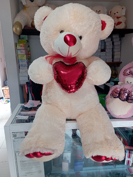 Imagen de Oso de peluche color hueso con corazón de 125 cm numero 1