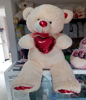 Imagen de Oso de peluche color hueso con corazón de 125 cm