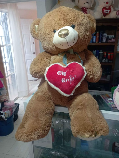 Imagen de Oso de peluche gigante café con corazón de 125 cm numero 1