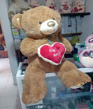 Imagen de Oso de peluche gigante café con corazón de 125 cm