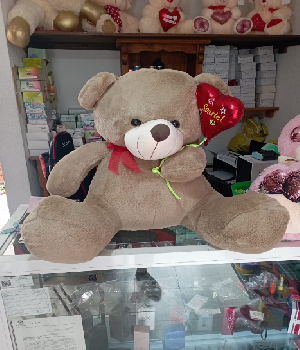 Imagen de Oso de peluche gigante con globo de 70 cm sentado color terra