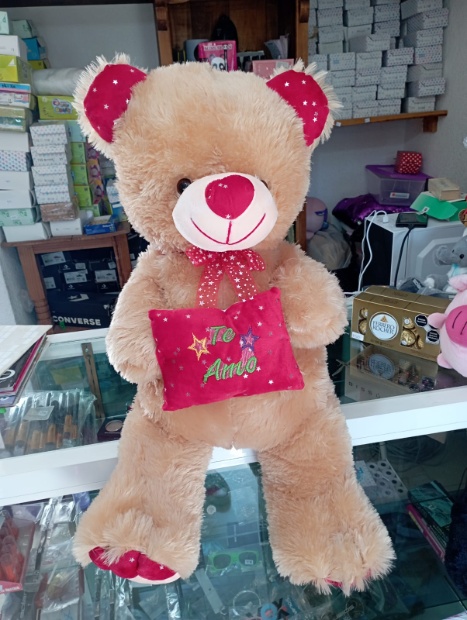 Imagen de Oso de peluche grande color cafe con rojo 75 cms con cojin numero 2