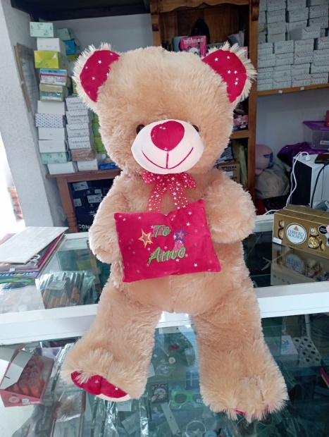 Imagen de Oso de peluche grande color cafe con rojo 75 cms con cojin numero 1