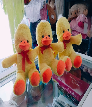 Imagen de Patos de peluche de 18 cms sentados para centros de mesa