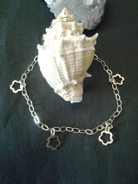 Imagen de Pulsera de plata con figuras. numero 1