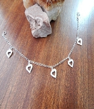 Imagen de Pulsera de plata corazones entre cadena solida 925