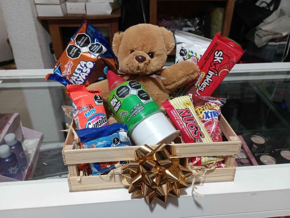 Imagen de Regalo personalizado caja de madera con dulces y  osito en el centro