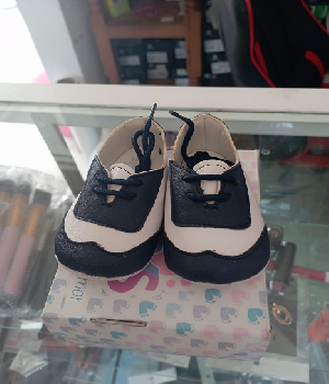 Imagen de Tenis para bebe color blanco y azul no caminante Talla 10 cms