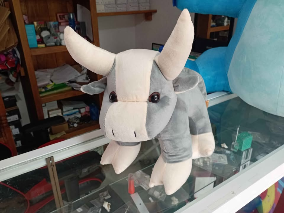 Imagen de Toro de peluche color gris 40 cm