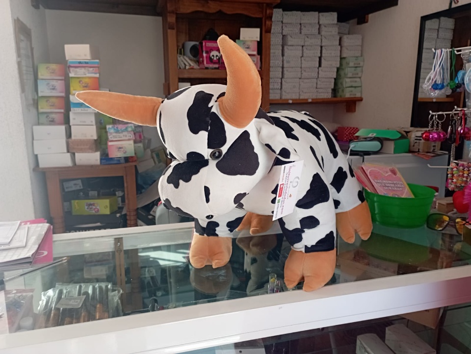 Imagen de Toro vaca de peluche de 60 cms de largo blanco y negro numero 2