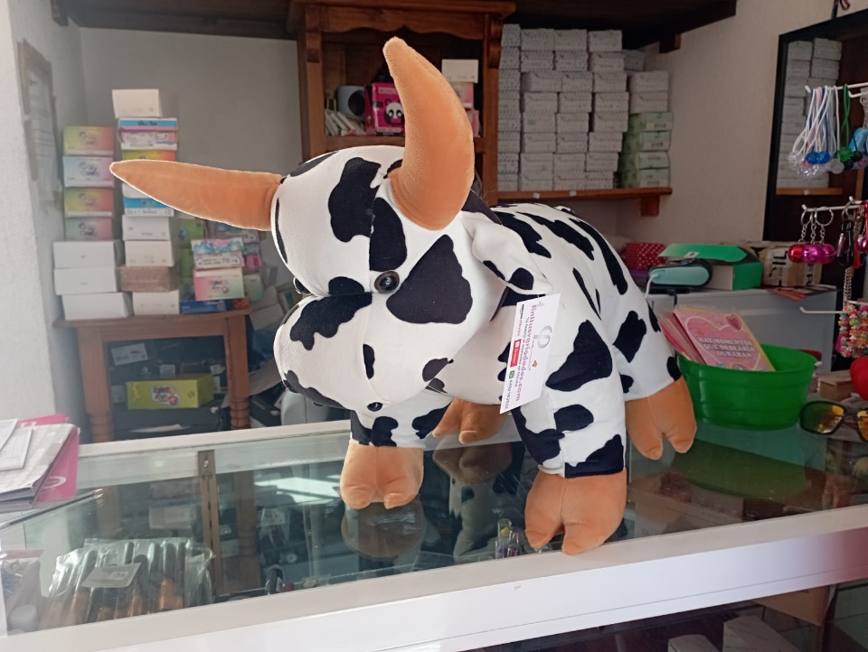 Imagen de Toro vaca de peluche de 60 cms de largo blanco y negro numero 1