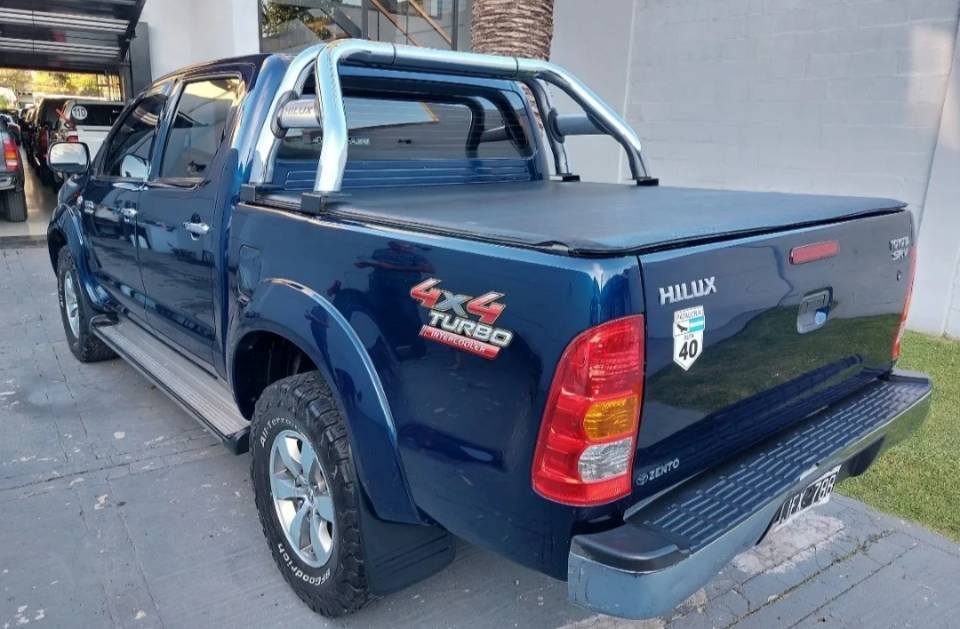 Imagen de Toyota hilux srv 4x4 motor 3.0 diésel turbo vendo urgente titular  numero 1