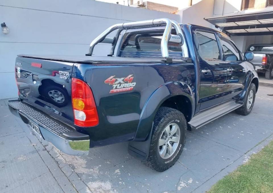 Imagen de Toyota hilux srv 4x4 motor 3.0 diésel turbo vendo urgente titular  numero 3