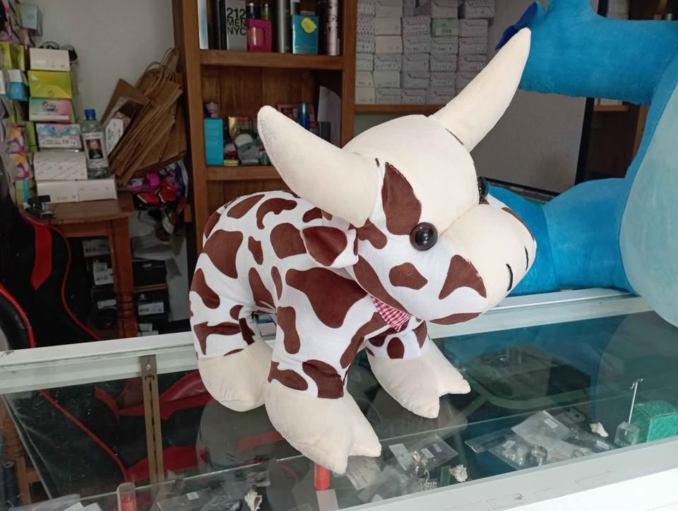 Imagen de Vaca Toro de peluche 40 cm manchas cafés