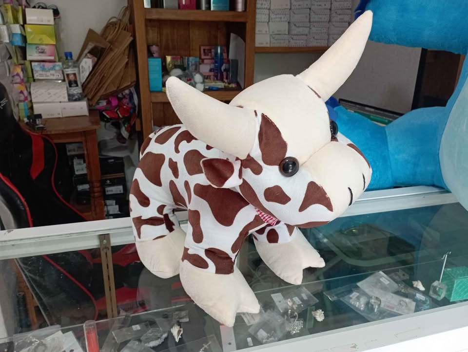 Imagen de Vaca Toro de peluche 40 cm manchas cafés numero 1