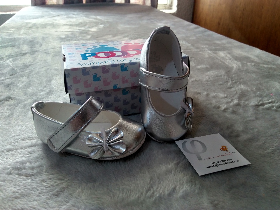 Imagen de Zapatos para bebe color plateados con flor numero 1